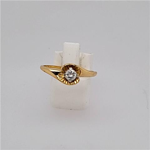 Solitaire Diamond crossover ring